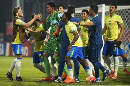 Jogadores do Brasil comemoram classificação conquistada diante do Paraguai