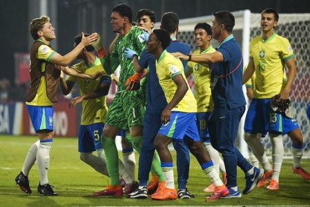 Jogadores do Brasil comemoram classificação conquistada diante do Paraguai