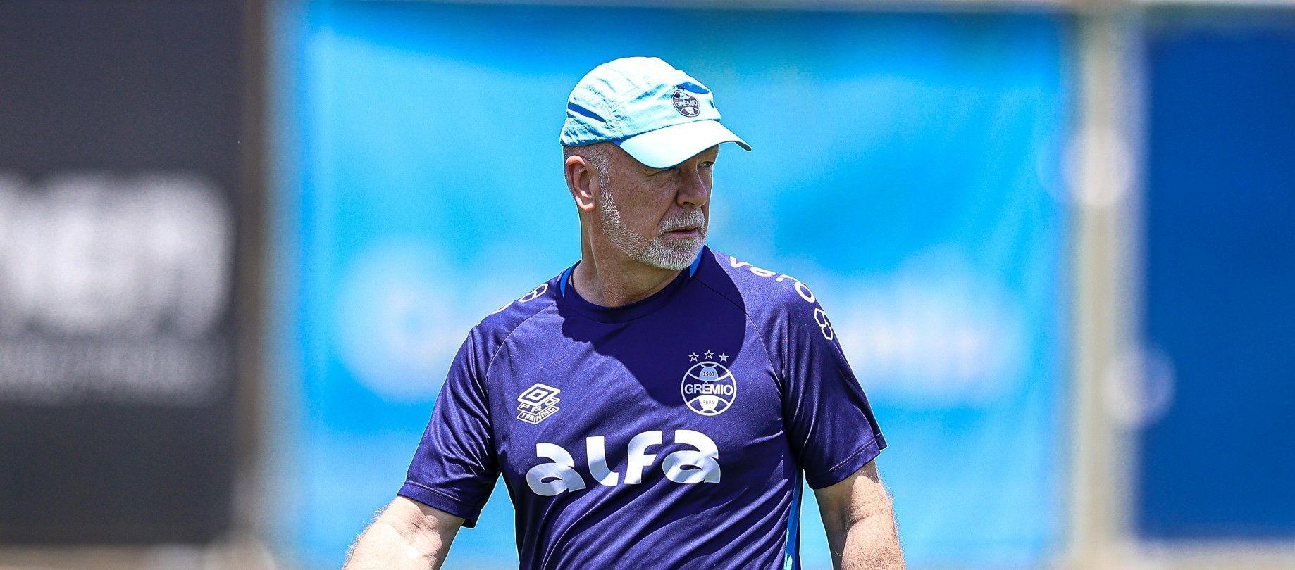 Mano Menezes ganha força e deve permanecer no Grêmio em 2026