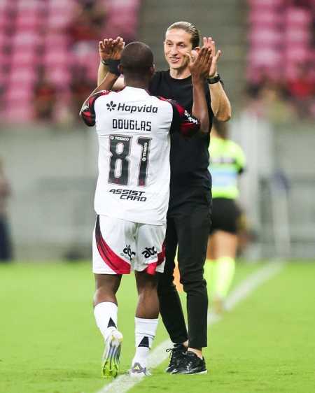 No primeiro toque na bola, Douglas Telles marcou para o Flamengo