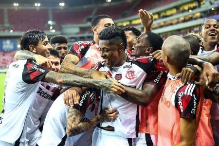 Jogadores do Flamengo comemoram gol marcado contra o Sport