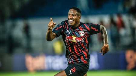 Gustavo Marques, do RB Bragantino, comemora gol sobre o Atlético