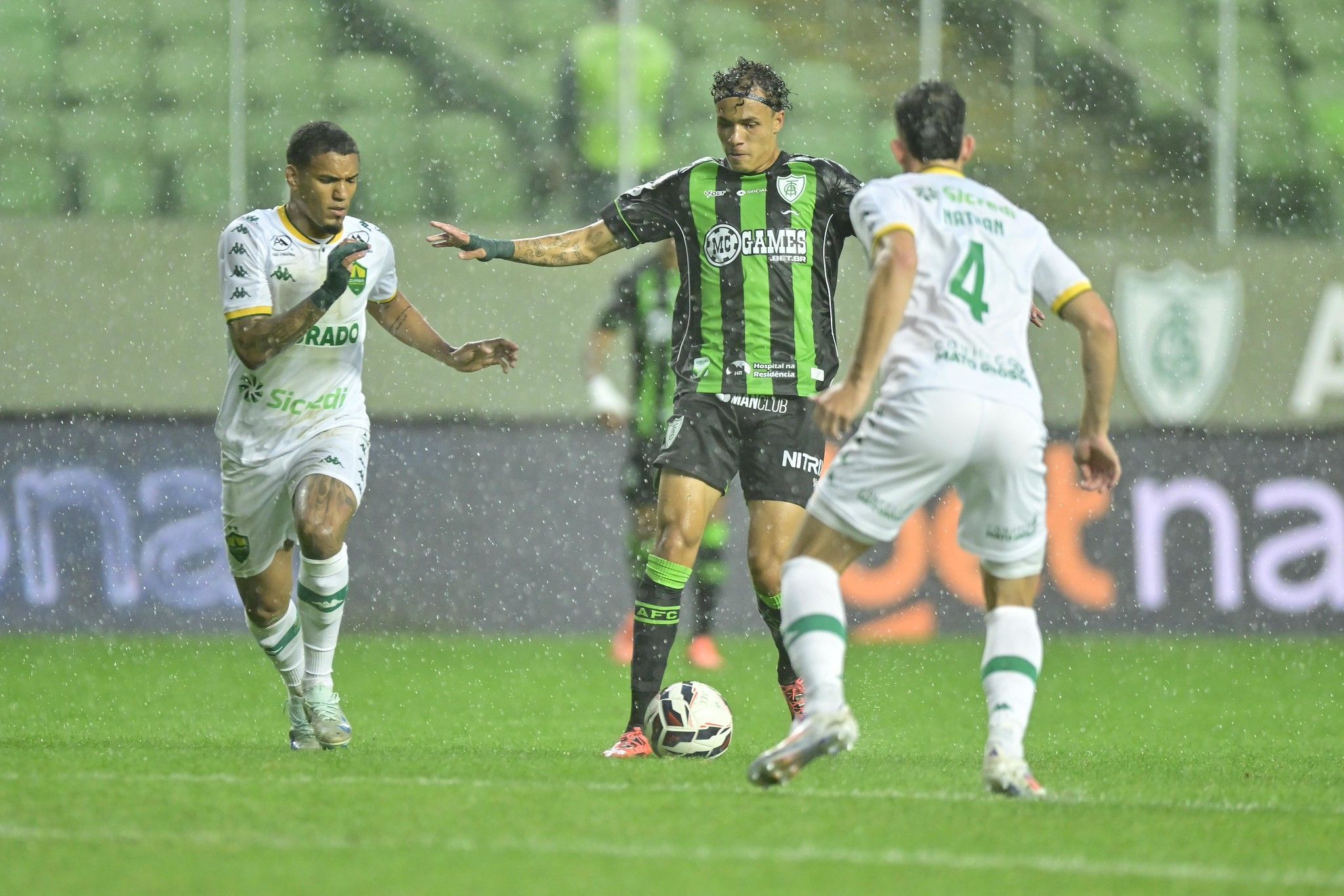 Sob forte chuva, América e Cuiabá cumprem tabela e empatam pela Série B