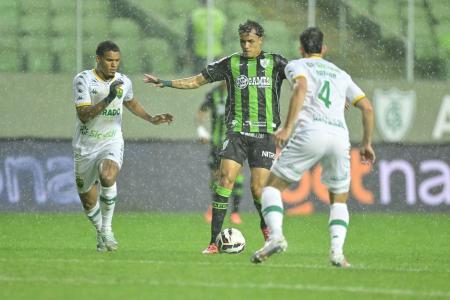 Jogadores de América e Cuiabá em jogo pela Série B