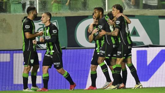 Jogadores do América em partida no Independência