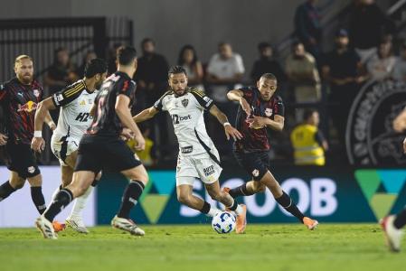 Alexsander em ação pelo Atlético contra o Bragantino