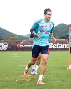 Pedro em atividade no Ninho do Urubu com o Flamengo em preparação para enfrentar o São Paulo