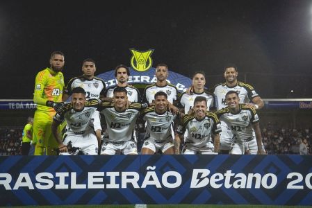 Time do Atlético perfilado antes de jogo do Campeonato Brasileiro 2025