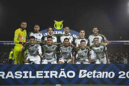 Time do Atlético perfilado antes de jogo do Campeonato Brasileiro 2025