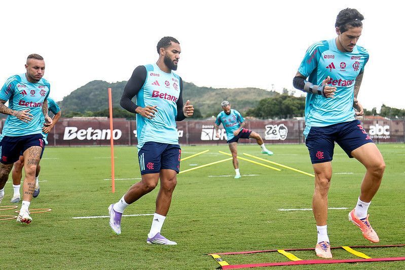 Fluminense x Flamengo: Léo Ortiz e Jorginho treinam com o grupo