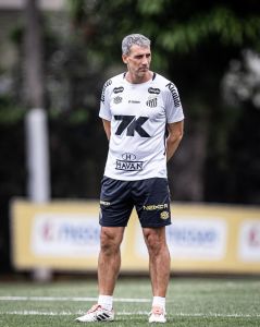 Juan Pablo Vojvoda terá praticamente todo o elenco santista à disposição