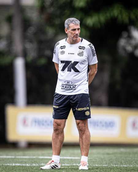 Juan Pablo Vojvoda terá praticamente todo o elenco santista à disposição