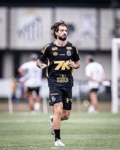 Lautaro Díaz será desfalque do Santos para duelo com o Internacional