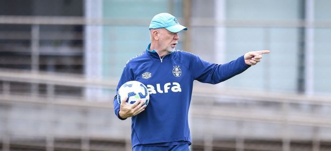 Técnico do Grêmio, Mano Menezes comanda treinamentos no CT Luiz Carvalho, em Porto Alegre