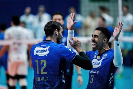 Time do Itambé Minas celebra ponto diante do Suzano, nesta segunda-feira (17), na Arena UniBH