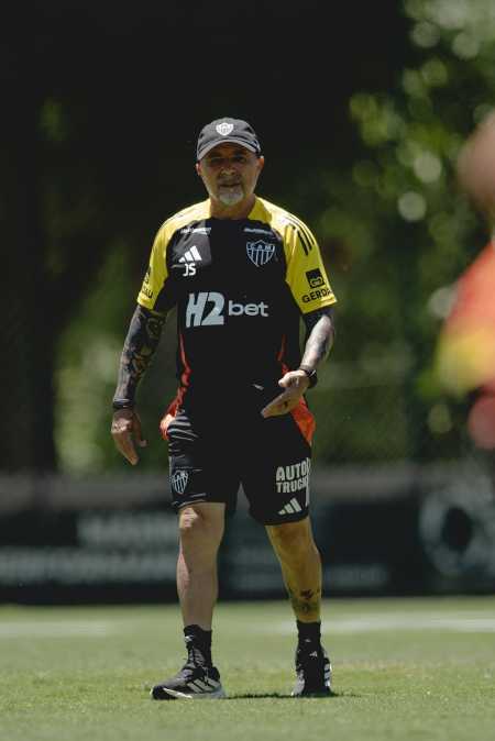 Técnico Jorge Sampaoli no comando do treino do Atlético na Cidade do Galo