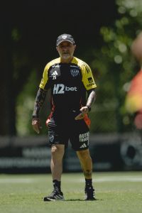 Técnico Jorge Sampaoli no comando do treino do Atlético na Cidade do Galo