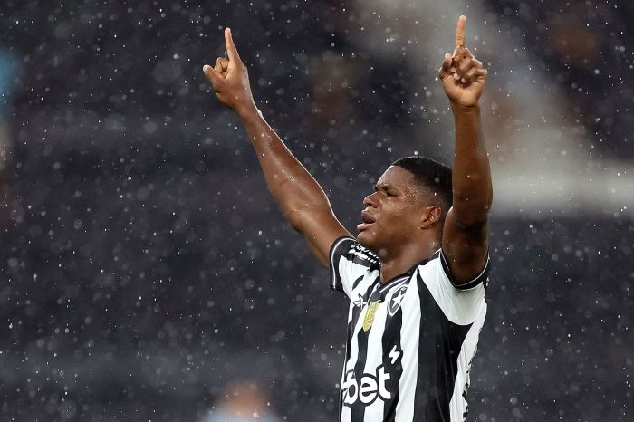 Botafogo x Sport: Kadir, atacante do Panamá de 18 anos, vibra com gol no Nilton Santos
