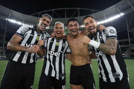 Alexander Barboza, Jordan Barrera, Mateo Ponte e Alex Telles no Nilton Santos