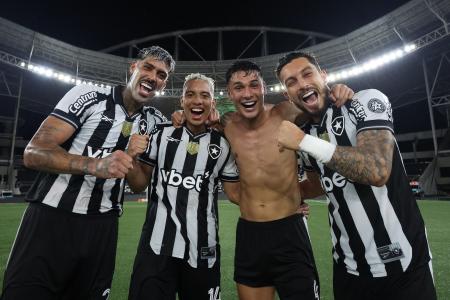 Alexander Barboza, Jordan Barrera, Mateo Ponte e Alex Telles no Nilton Santos