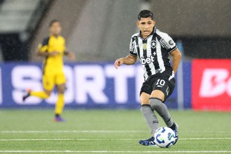 Savarino em ação na partida entre Botafogo e Vitória, no Nilton Santos, pelo Campeonato Brasileiro