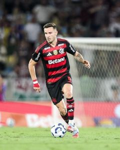 O meia espanhol Saúl Ñiguez em ação no Fla-Flu