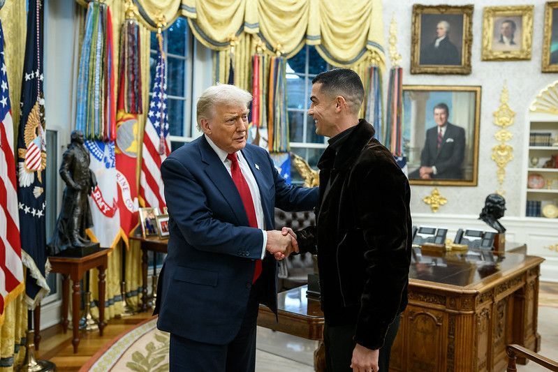 Cristiano Ronaldo recebe presente de Donald Trump em visita à Casa Branca