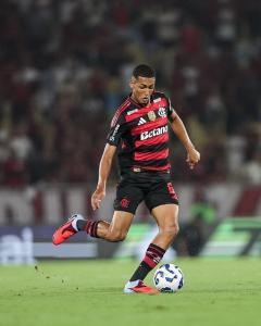 João Victor, zagueiro do Flamengo, durante jogo contra o Fluminense, nesta quarta-feira (19)
