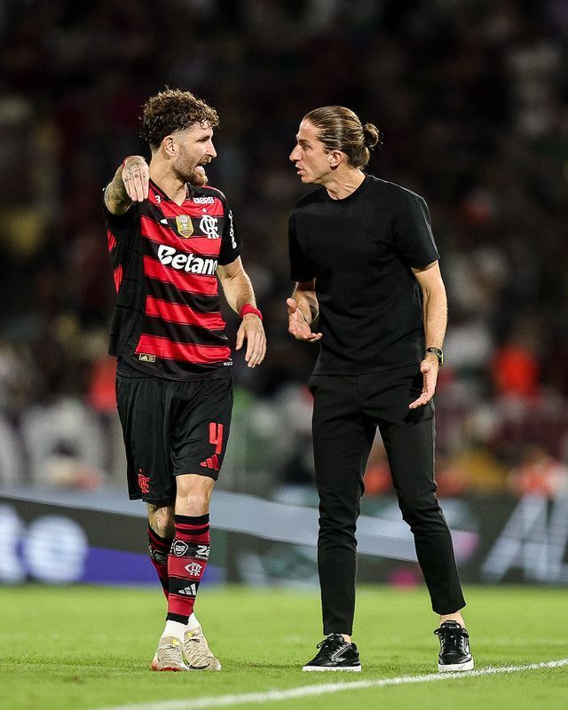 Flamengo nega rumores de saída e atualiza negociação com Filipe Luís