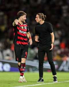 Léo Pereira conversa com Filipe Luís no Maracanã: treinador está em negociações com o Flamengo