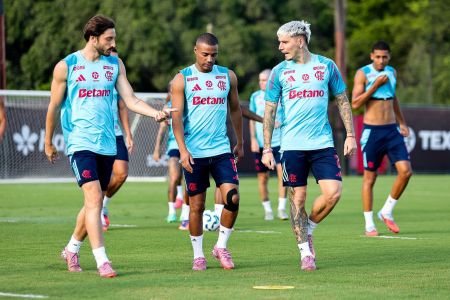 Flamengo: os uruguaios Viña, De La Cruz e Varela em atividade no Ninho do Urubu