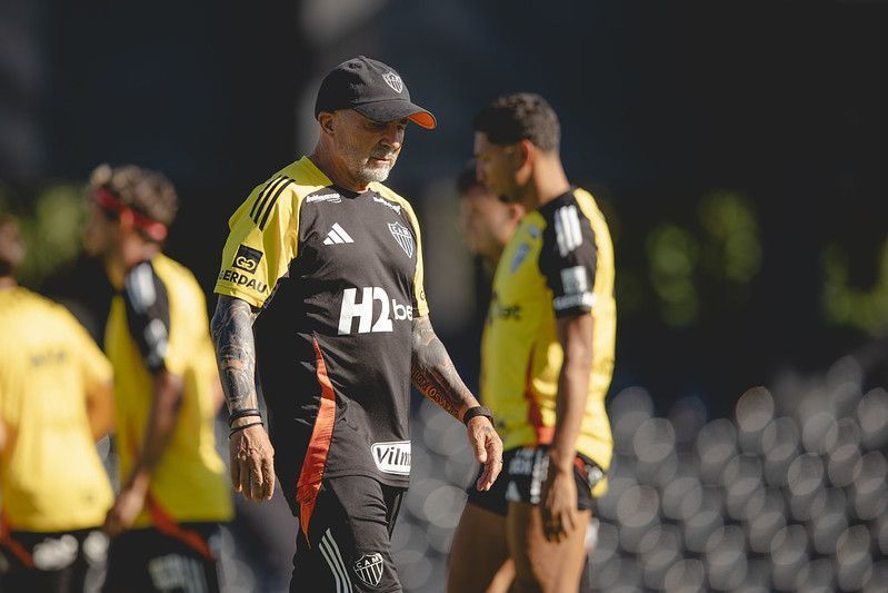 Jogador do Atlético sente dores em treino e é cortado da final da Sul-Americana