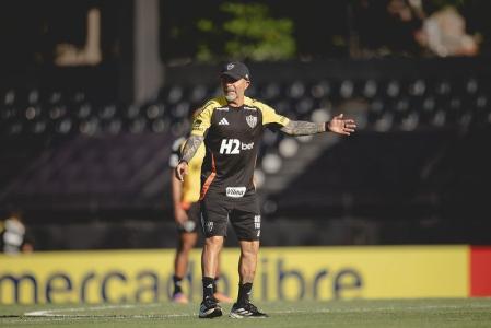 Técnico Jorge Sampaoli no comando do treino do Atlético no Paraguai