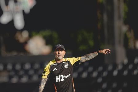 Técnico Jorge Sampaoli participa da montagem do elenco para 2026