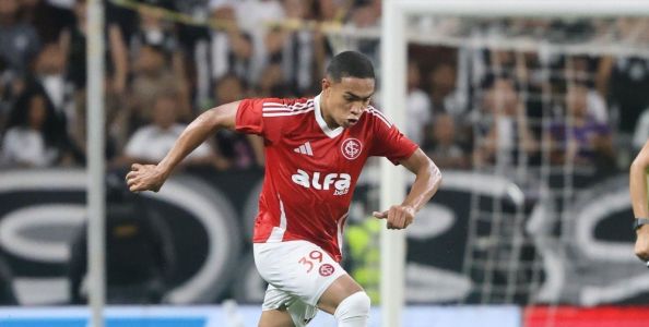 Luis Otávio levou amarelo e estava pendurado