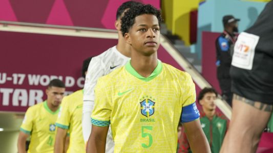 Volante Zé Lucas, do Sport, com a camisa da Seleção Brasileira Sub-17