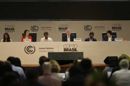 Presidente da COP, André Corrêa do Lago pediu consenso entre os países
