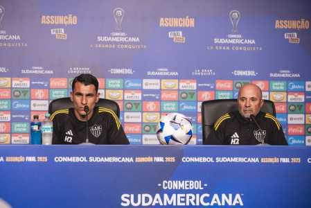 Junior Alonso e Jorge Sampaoli em coletiva de imprensa