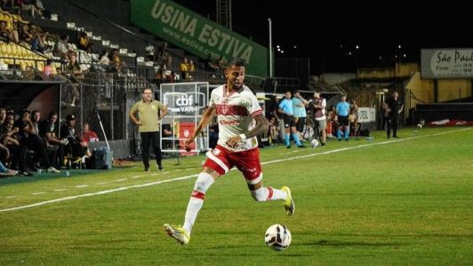 Weverton em campo pelo CRB, contra o Novorizontino, na Série B do Campeonato Brasileiro