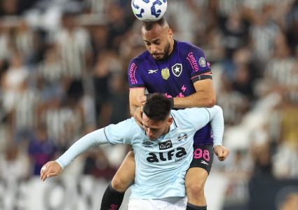 Noriega, do Grêmio, em disputa de bola com Arthur Cabral, do Botafogo