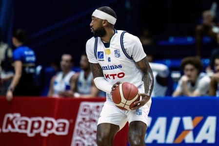 Atleta do KTO Minas em duelo com Bauru Basket