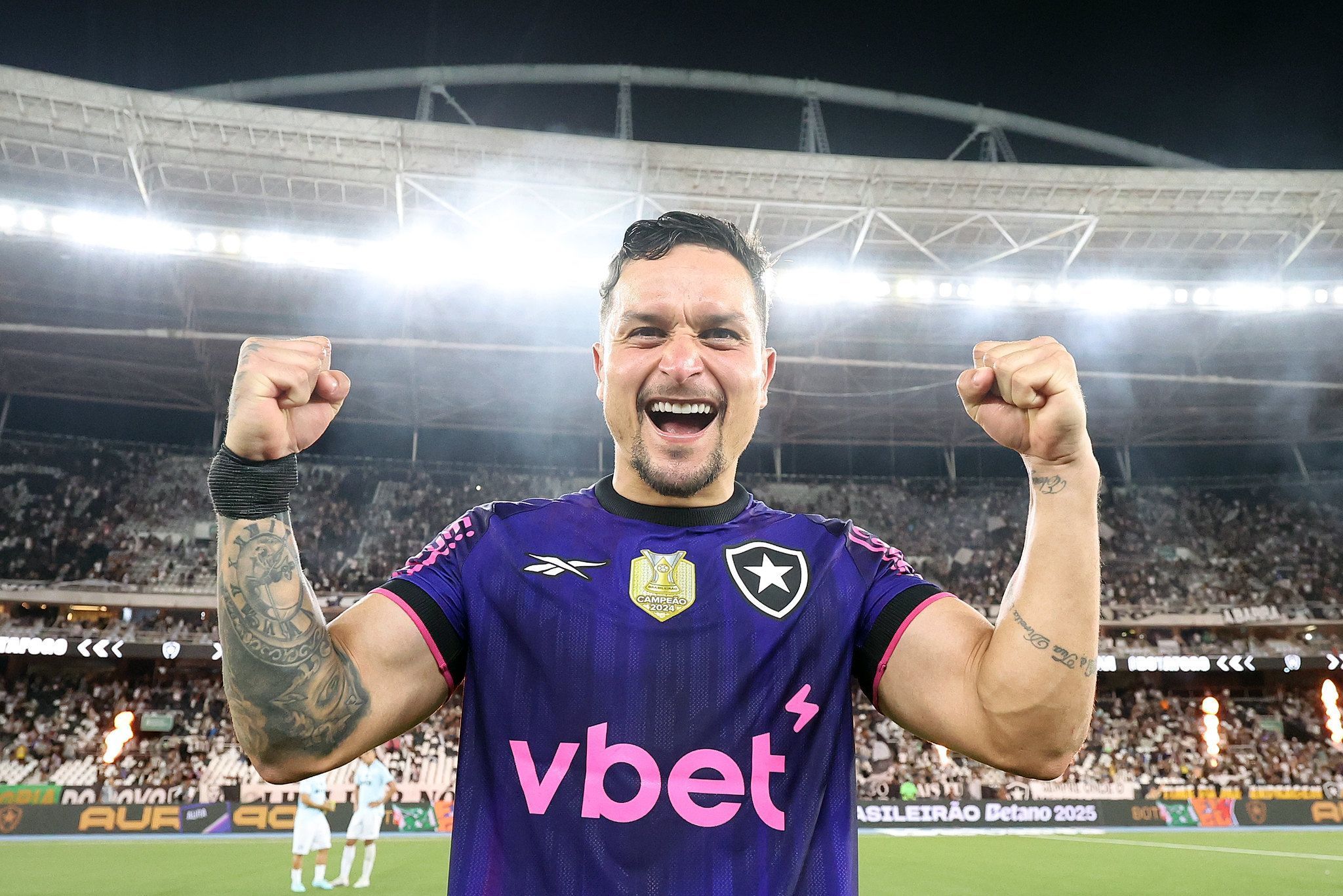 Artur celebra gol pelo Botafogo contra Grêmio e faz autoavaliação na temporada
