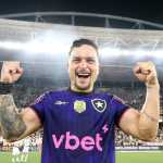 Artur celebra gol pelo Botafogo contra Grêmio e faz autoavaliação na temporada