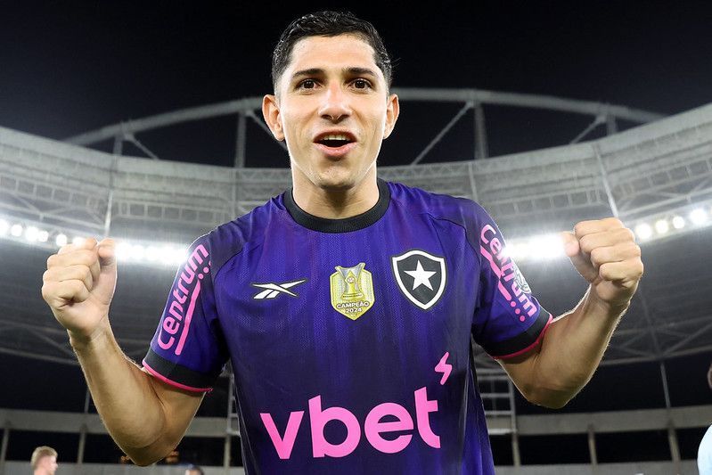 Executivo do Fluminense comenta status de negociação por Savarino, do Botafogo