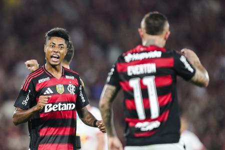 Bruno Henrique e Everton Cebolinha vibram com vitória do Flamengo no Maracanã