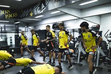 Parte do elenco do Atlético em trabalhos físicos, na Cidade do Galo