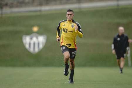 Tomás Cuello, atacante do Atlético, em corrida no gramado da Cidade do Galo