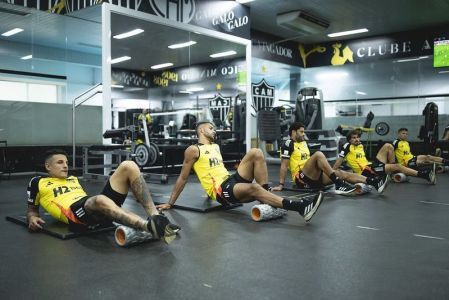 Time do Atlético na academia da Cidade Galo