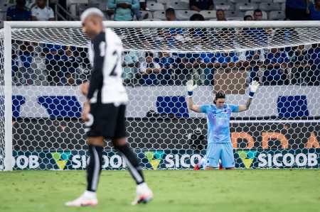Cássio contra o Corinthians, no segundo turno do Brasileiro de 2025