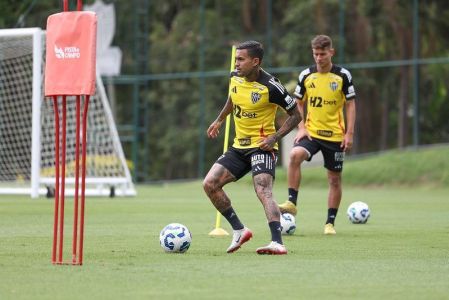 Dudu durante treino do Atlético na Cidade do Galo